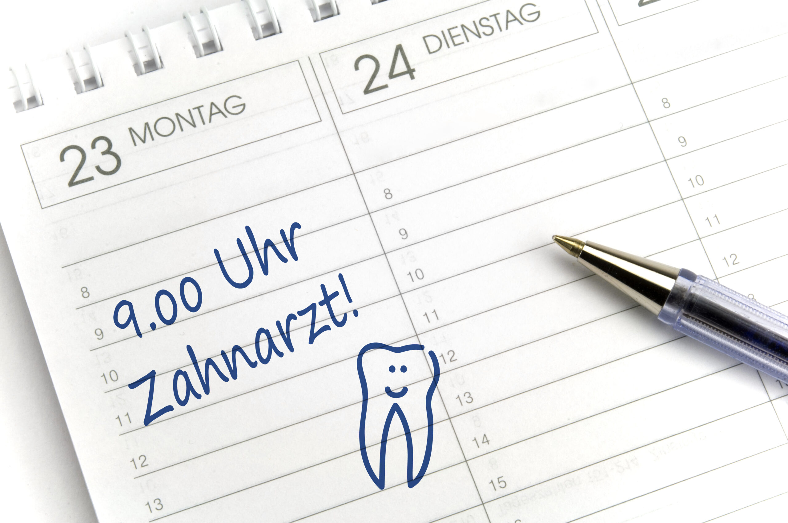 Bei Parodontose: Ein Nachsorgetermin beim Zahnarzt im Kalender ist wichtig. 