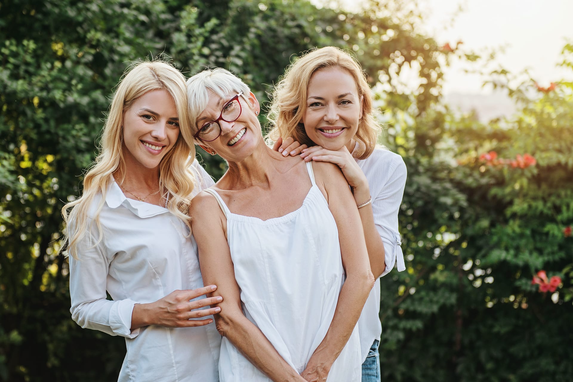 Intimgesundheit ist bei allen Generationen von Frauen ein wichtiges Thema. 3 Generationen von Frauen im Garten: Die Intimgesundheit verändert sich je nach Lebensalter.
