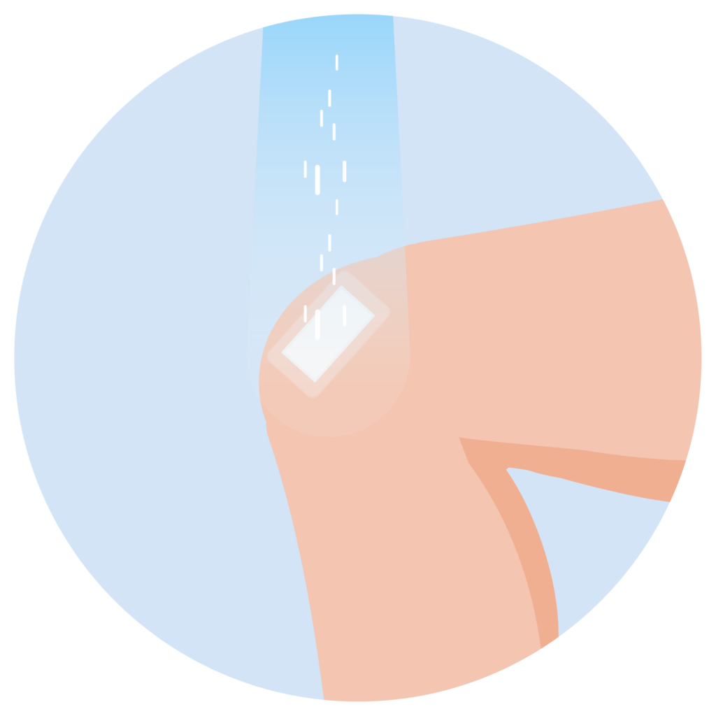 Knie mit wasserfestem Pflaster, das die Wunde vor Wasser schützt.